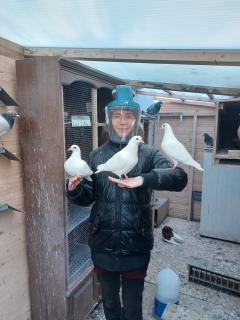 Loreena met een aantal sierduiven